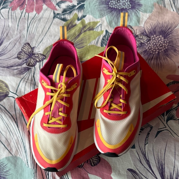 Nike Women's Air Max Dia SE - Picture 2 of 4